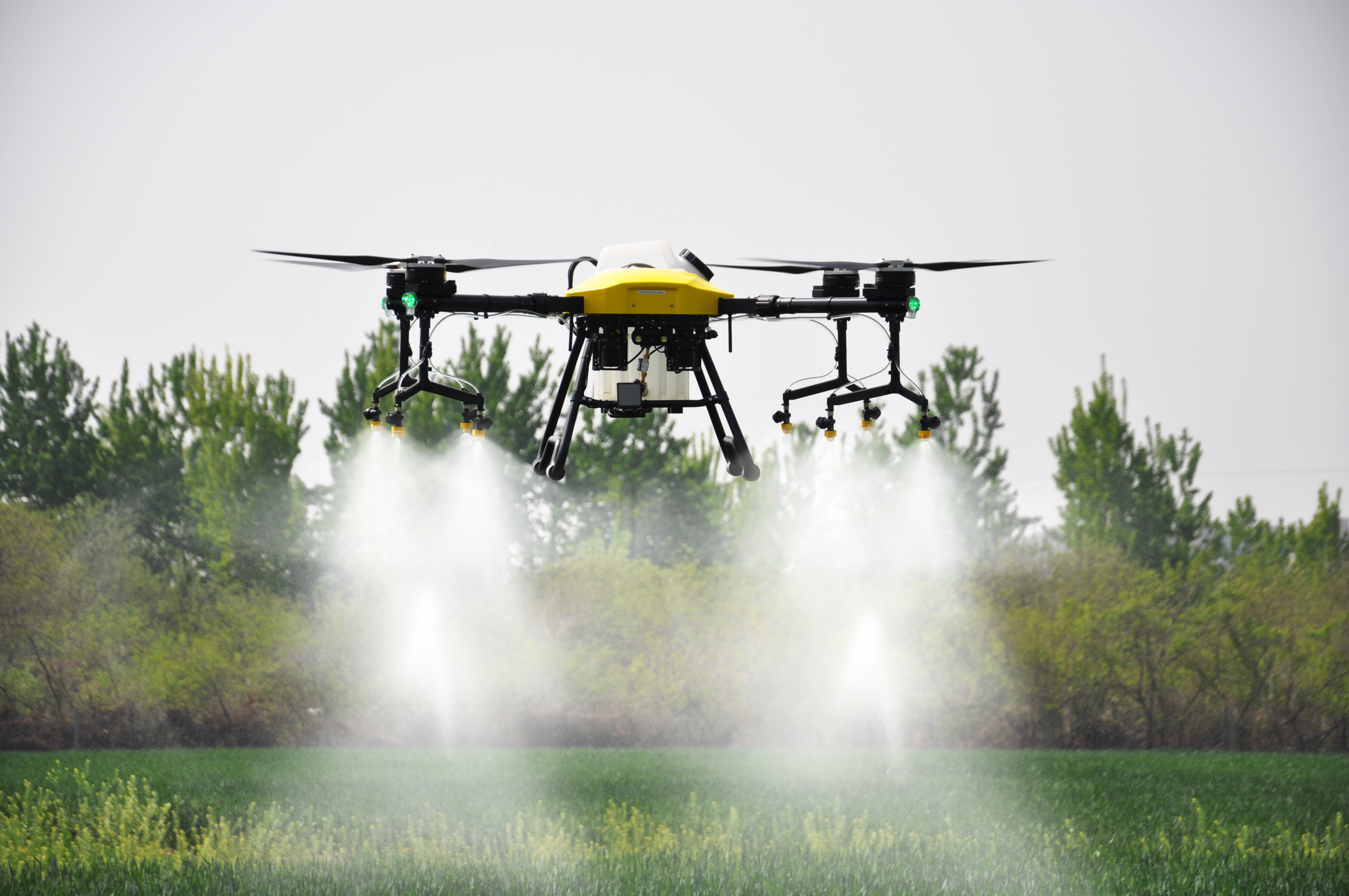 Dron pulverizador Joyance para fumigación de arroz y algodón en Perú